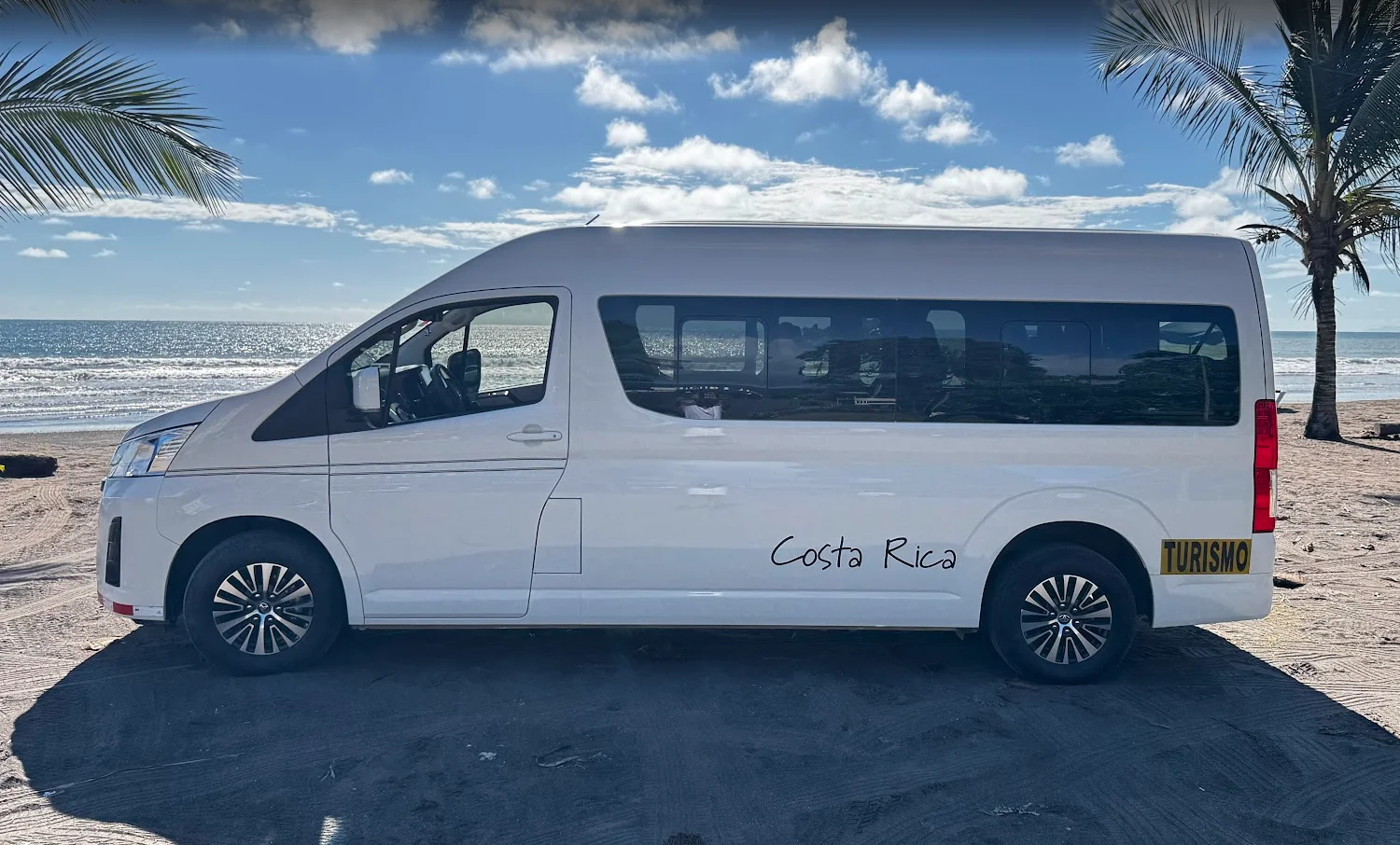Microbús de Anyplace Costa Rica para transporte turístico privado