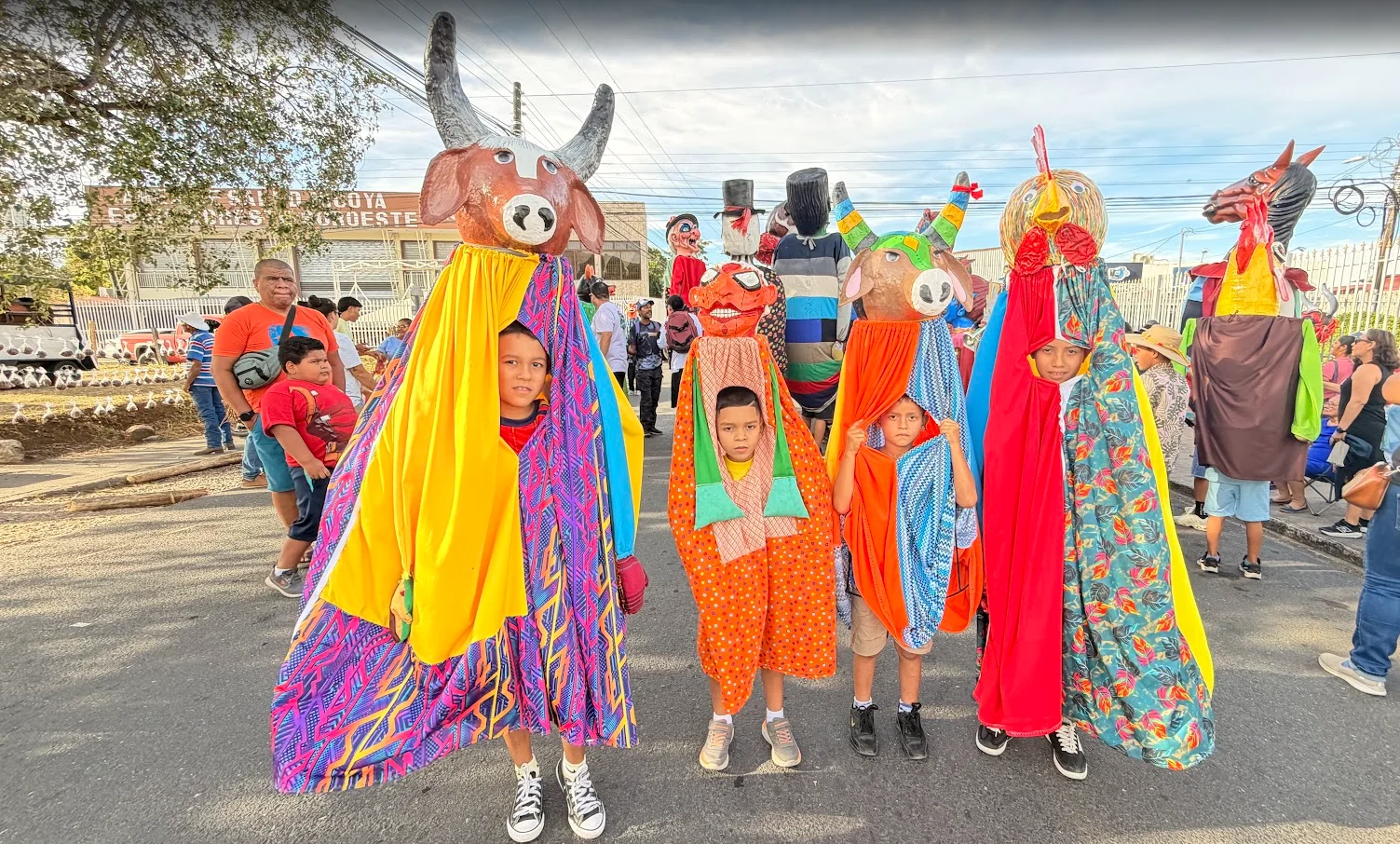 Mascaradas tradicionales de Costa Rica durante una celebración cultural