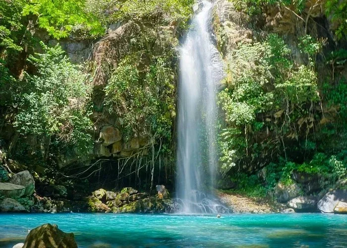 Catarata de agua celeste en Costa Rica